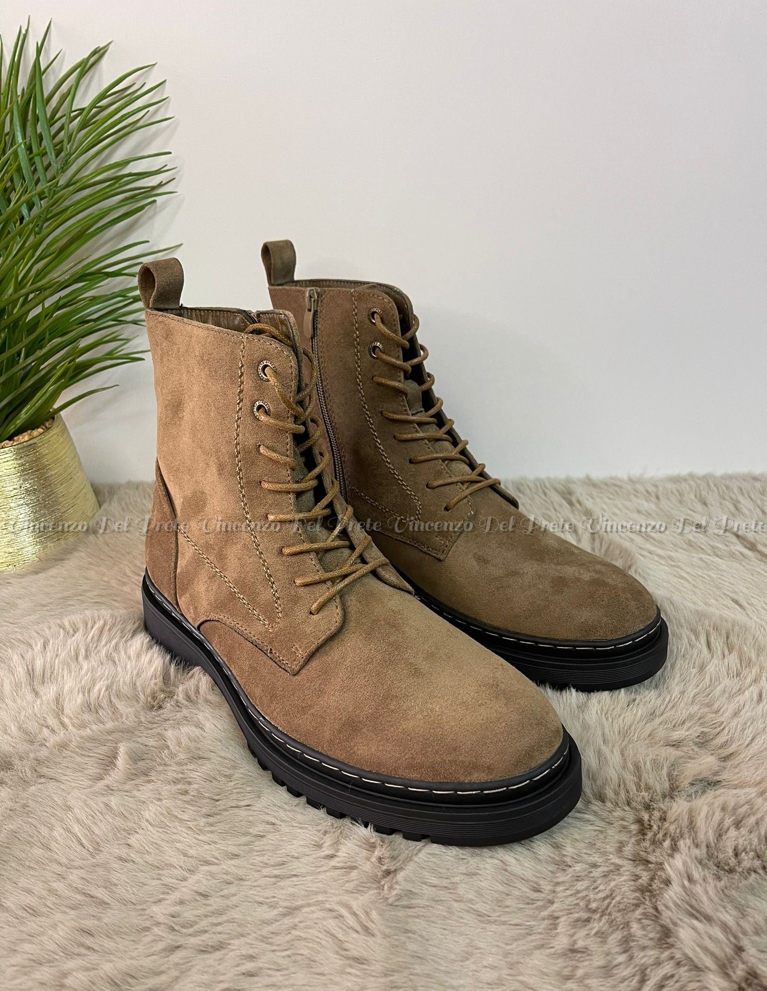 ANFIBI STIVALETTI IN CAMOSCIO CON LACCI E ZIP SUOLA IN GOMMA