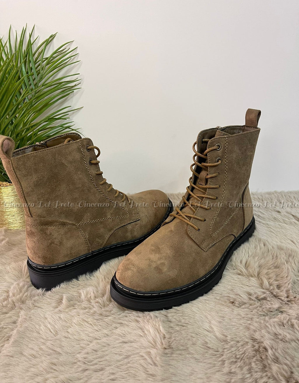 ANFIBI STIVALETTI IN CAMOSCIO CON LACCI E ZIP SUOLA IN GOMMA