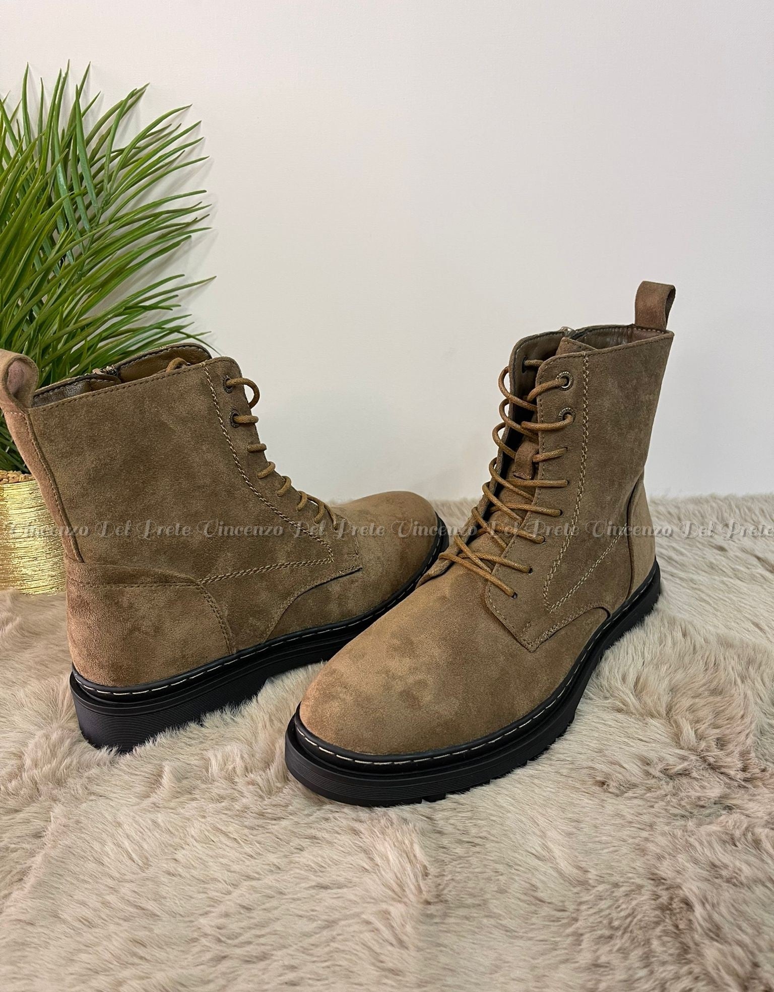 ANFIBI STIVALETTI IN CAMOSCIO CON LACCI E ZIP SUOLA IN GOMMA