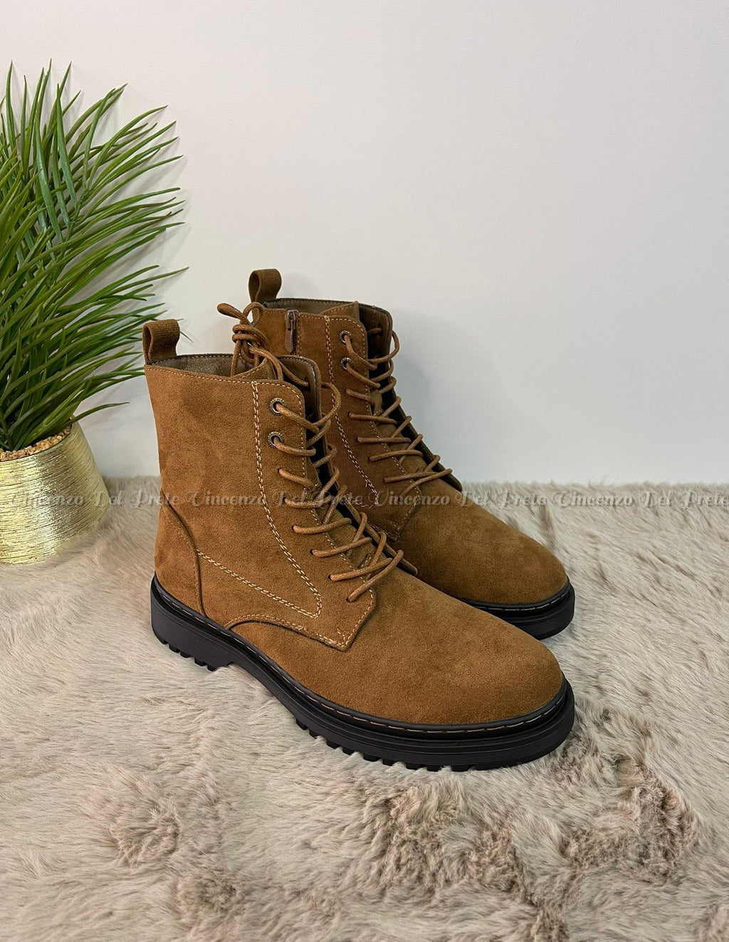ANFIBI STIVALETTI IN CAMOSCIO CON LACCI E ZIP SUOLA IN GOMMA