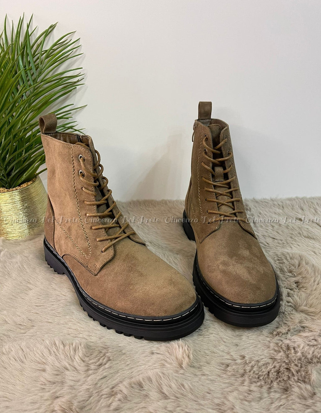 ANFIBI STIVALETTI IN CAMOSCIO CON LACCI E ZIP SUOLA IN GOMMA