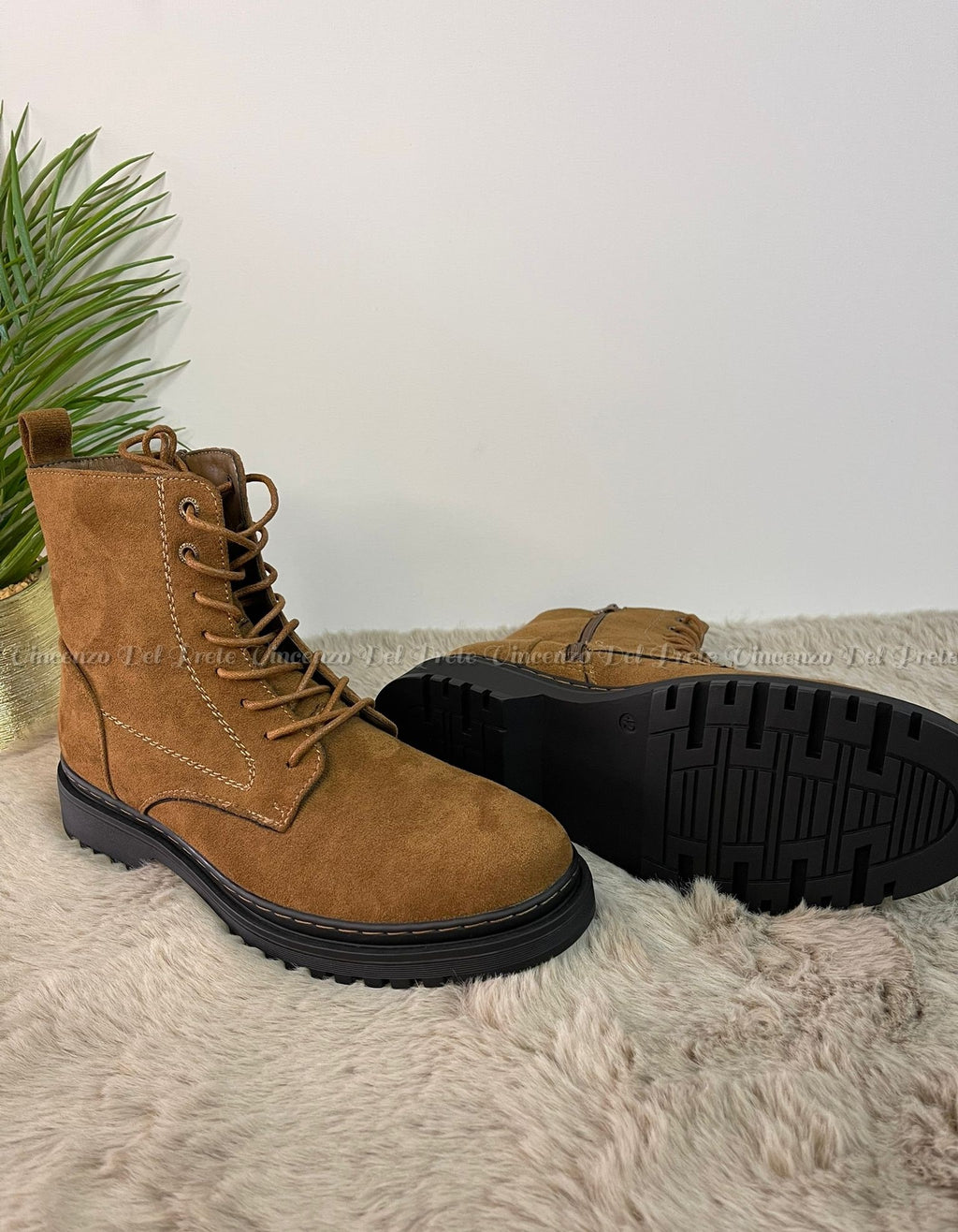 ANFIBI STIVALETTI IN CAMOSCIO CON LACCI E ZIP SUOLA IN GOMMA