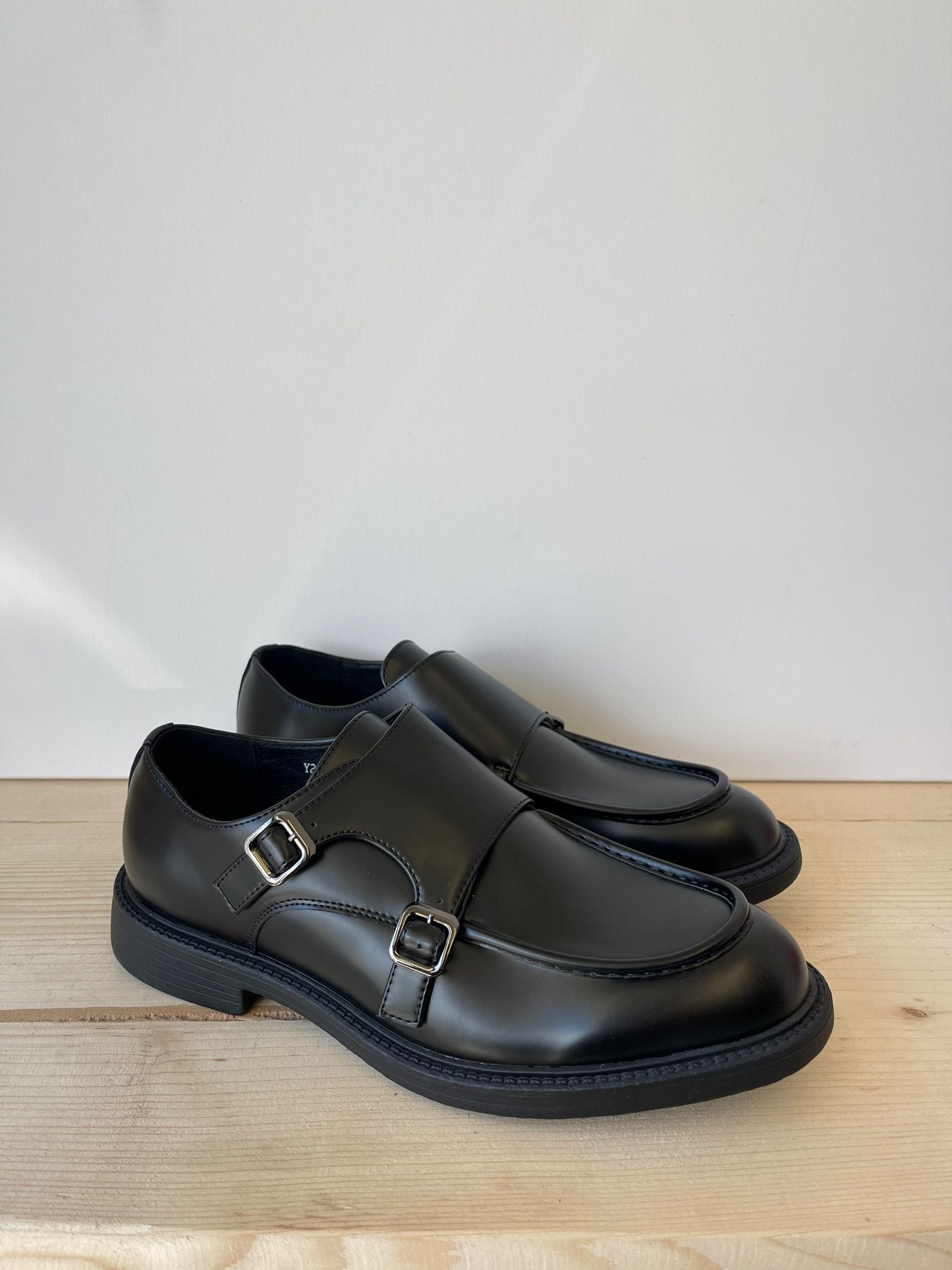 SCARPE MOCASSINO A FASCETTA DOPPIA FIBBIA IN PELLE SINTETICA SUOLA IN GOMMA