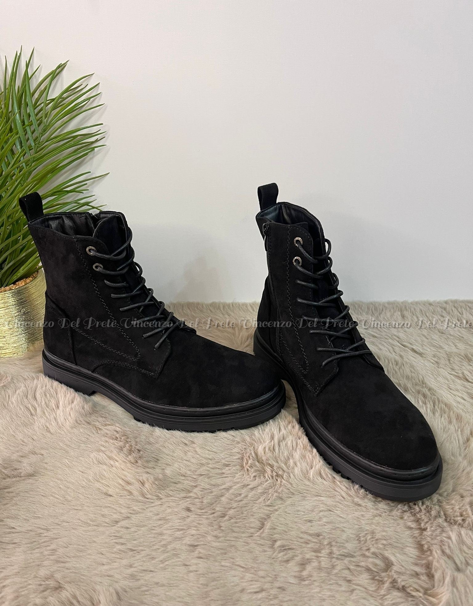 ANFIBI STIVALETTI IN CAMOSCIO CON LACCI E ZIP SUOLA IN GOMMA