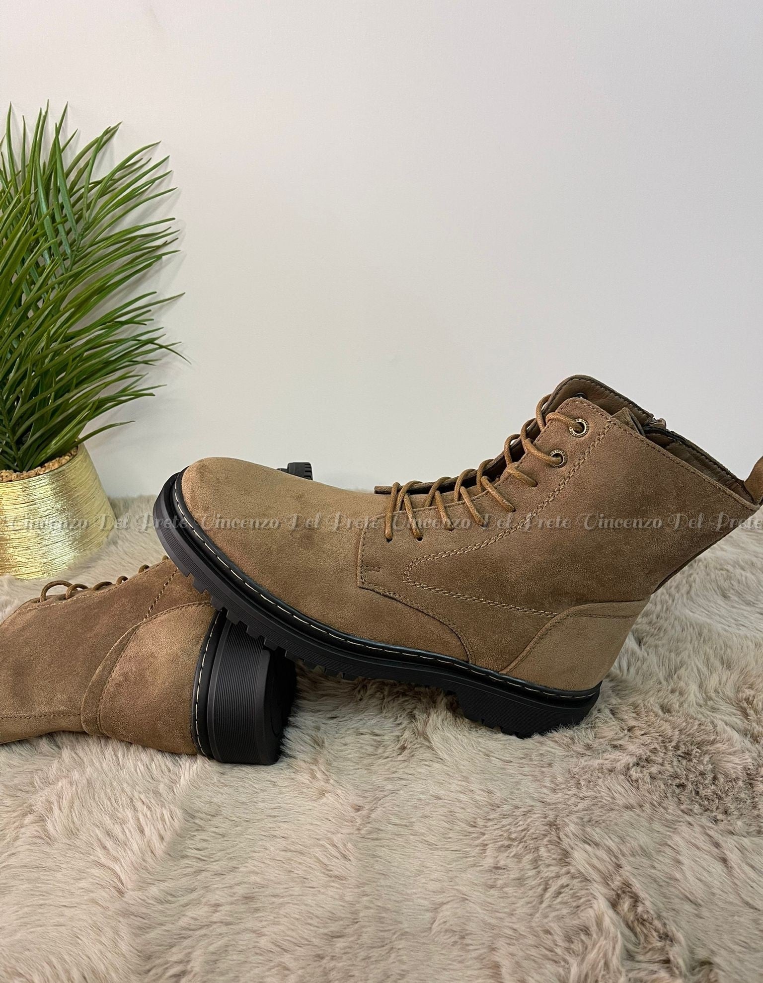 ANFIBI STIVALETTI IN CAMOSCIO CON LACCI E ZIP SUOLA IN GOMMA