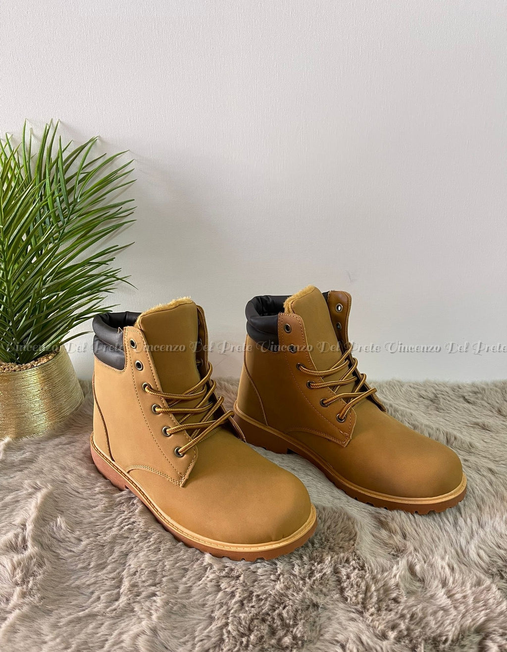 ANFIBI STIVALETTI IN PELLE CON PELLICCIA INTERNA E SUOLA IN GOMMA