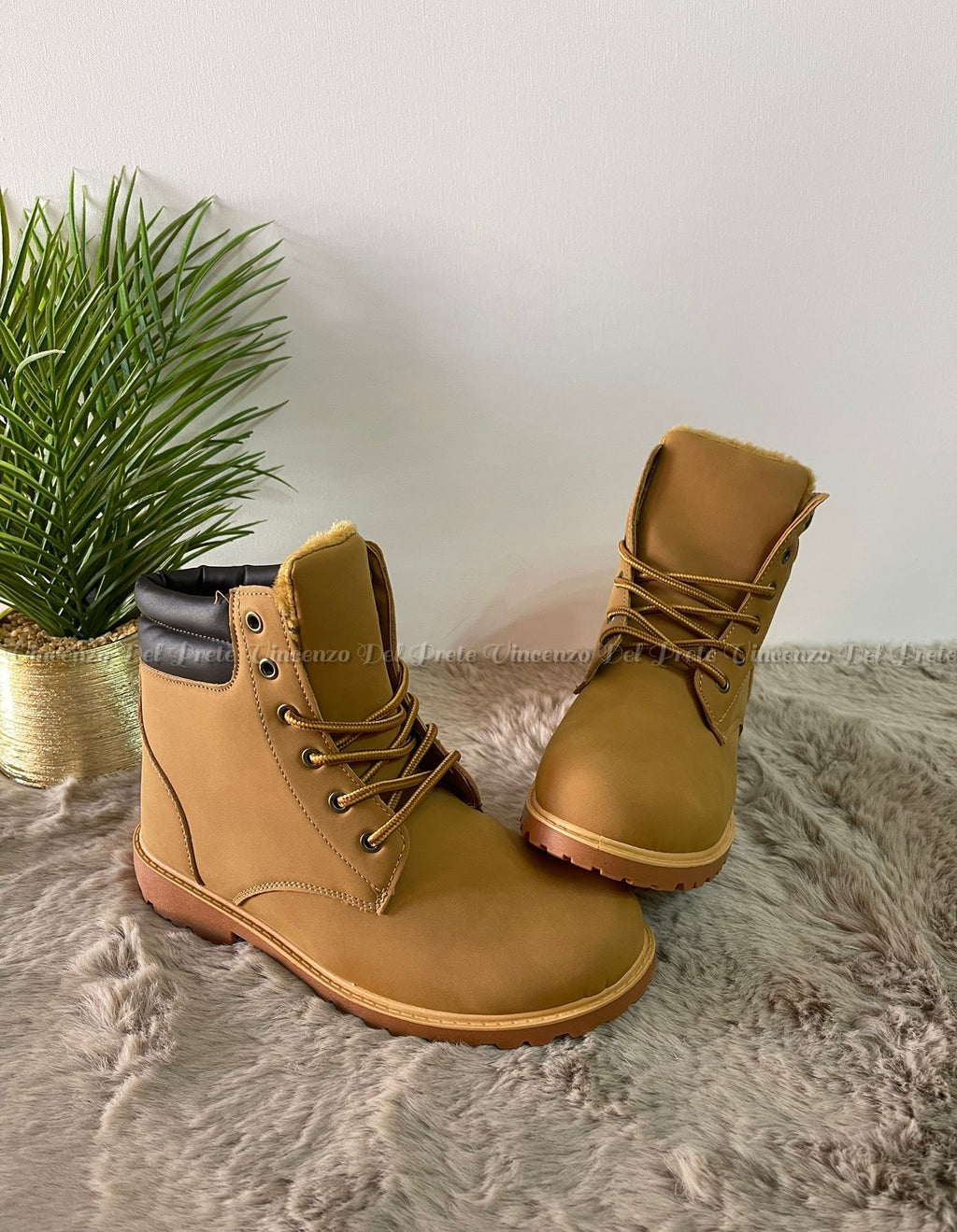 ANFIBI STIVALETTI IN PELLE CON PELLICCIA INTERNA E SUOLA IN GOMMA