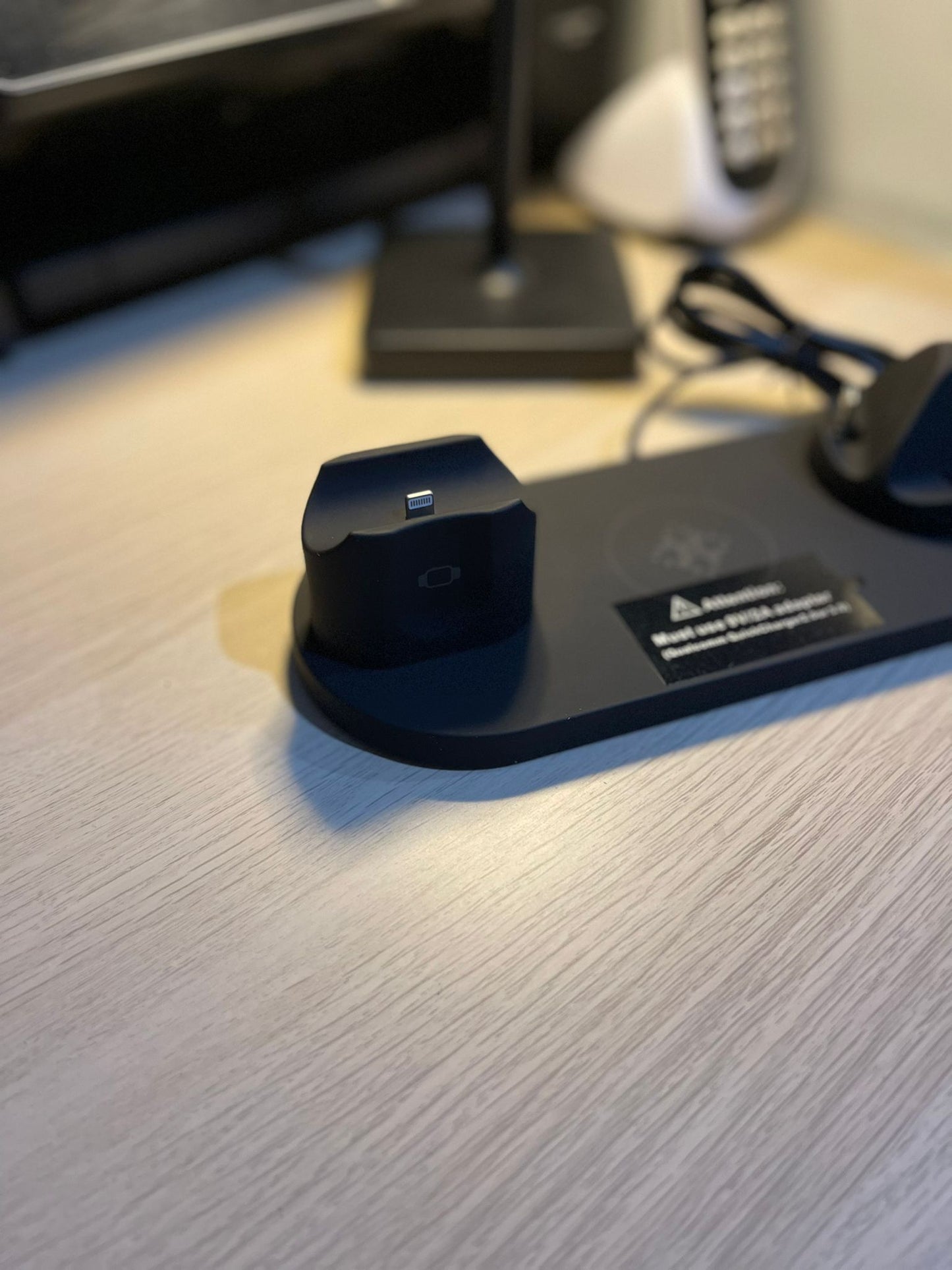 BASE DI RICARICA WIRELESS CARICABATTERIA PER APPLE IPHONE WATCH CUFFIE SAMSUNG
