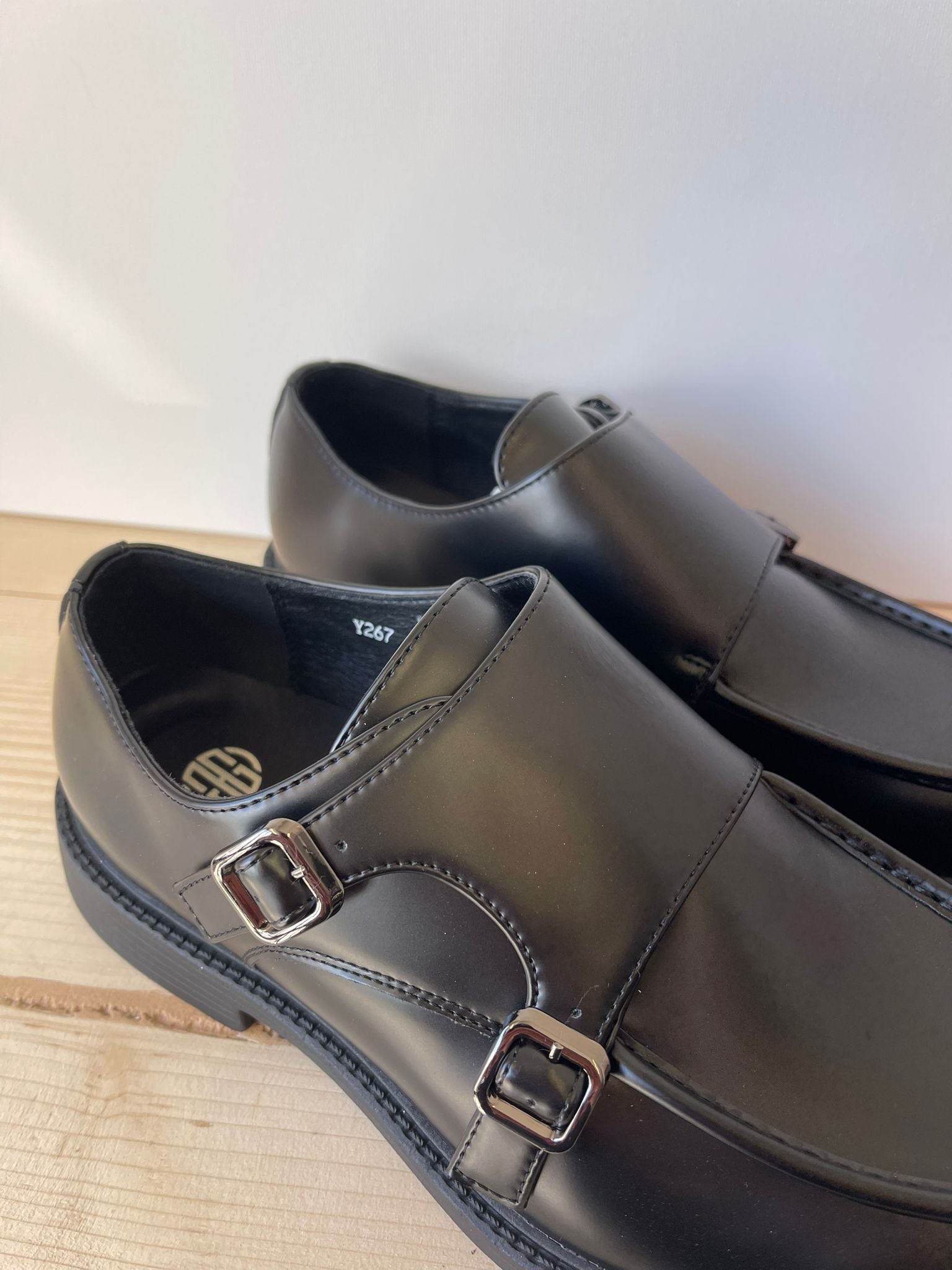 SCARPE MOCASSINO A FASCETTA DOPPIA FIBBIA IN PELLE SINTETICA SUOLA IN GOMMA